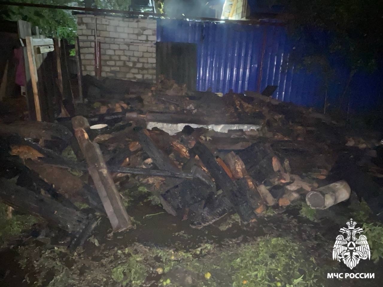 В Кузнецке ночью шесть человек тушили горящую баню