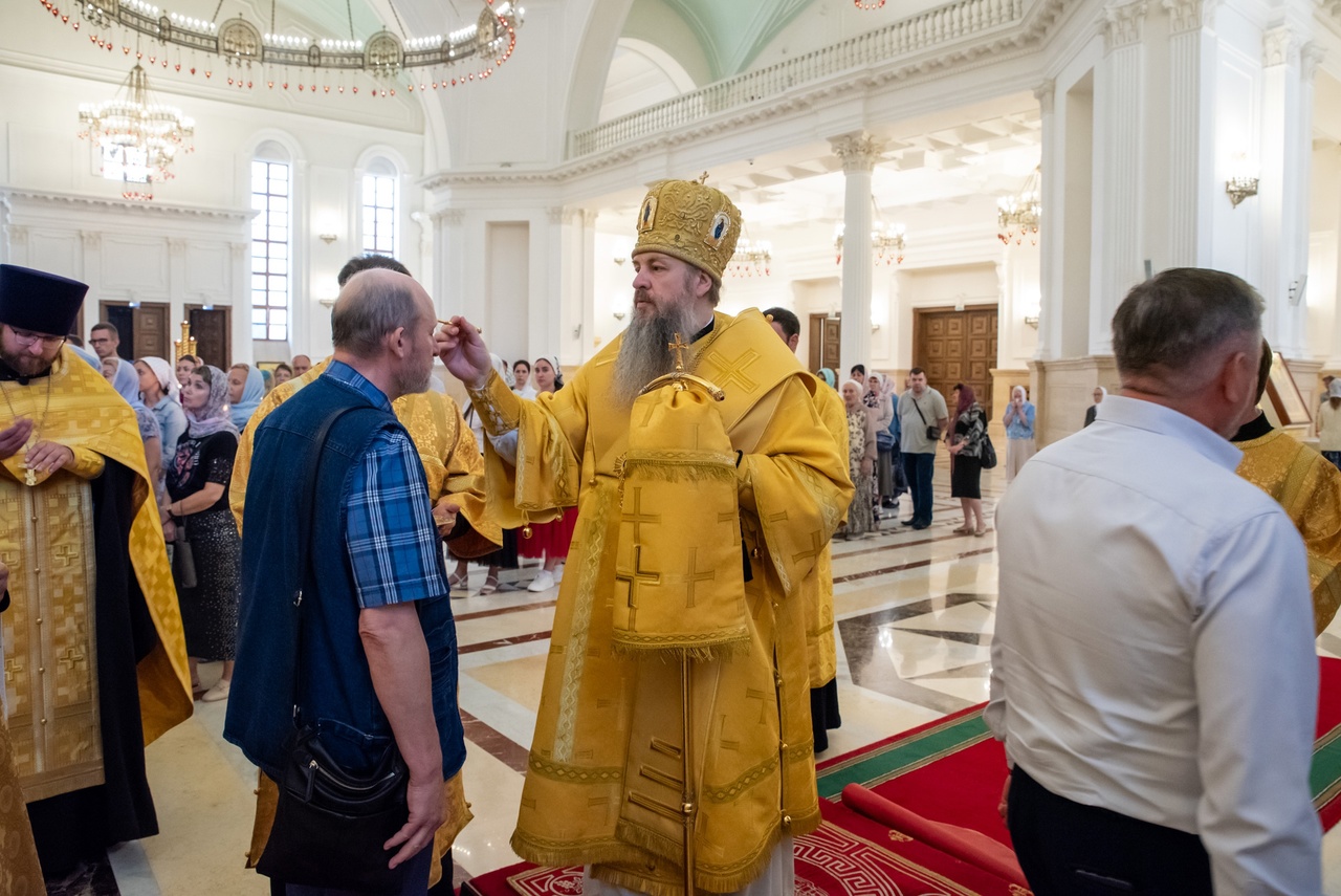 Митрополит Серафим совершил елеопомазание в Спасском кафедральном соборе