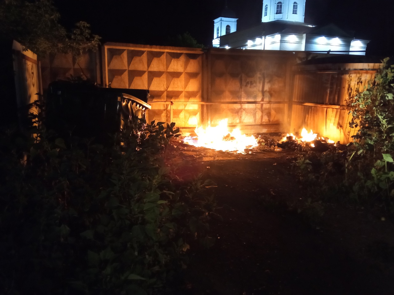 Контейнерная площадка полыхала в Кевдо-Мельситово Каменского района