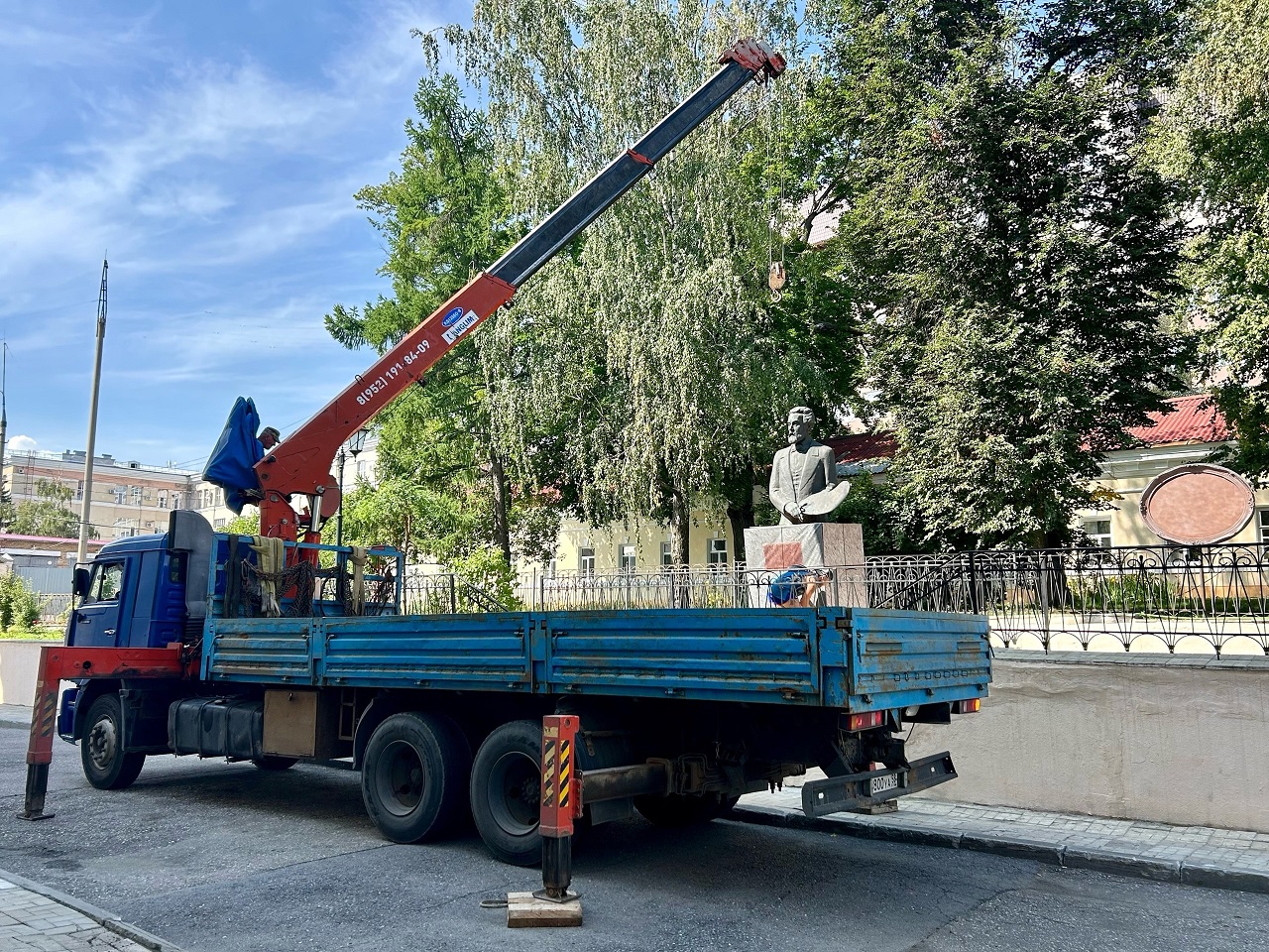 В Пензе у Губернаторского дома демонтировали памятник Савицкому