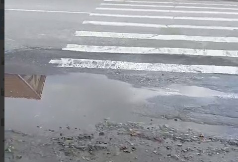 В Кузнецке на улице Правды обваливается тротуар, подвергая опасности пешеходов