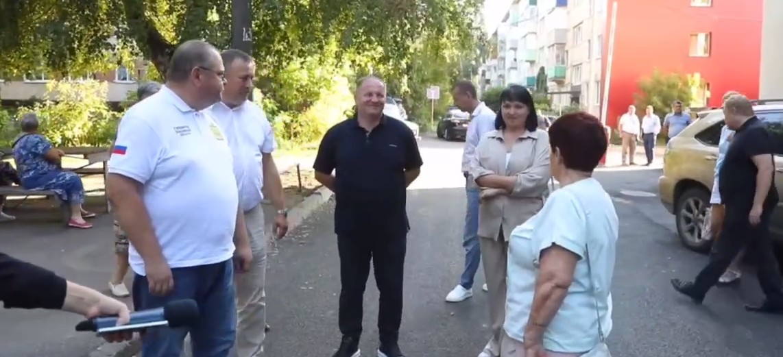 Олег Мельниченко рассказал о благоустройстве двора по проспекту Победы