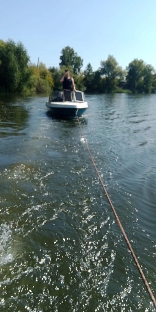 В Пензе спасатели помогли семье с ребенком, застрявшим на катере