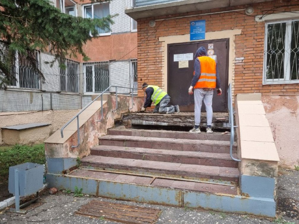 В Пензе больница имени Захарьина потратилась на капремонт входной группы