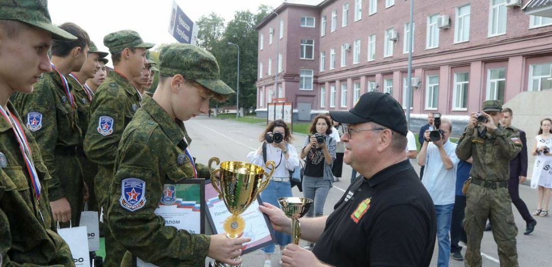 Олег Мельниченко наградил «гвардейцев» за победу в спортивных соревнованиях