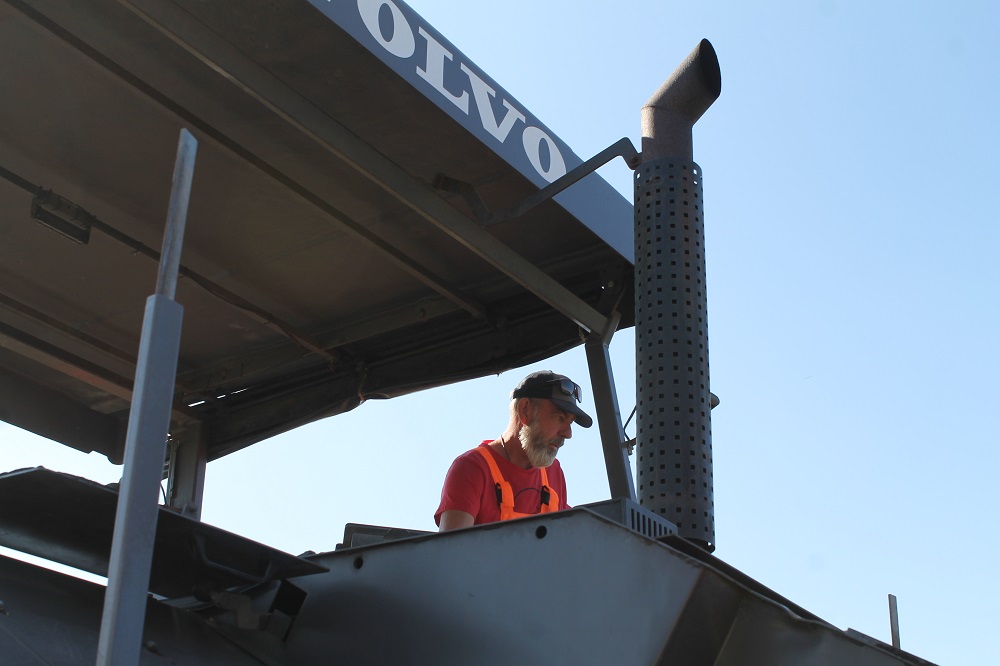 В Пензенской области лучший асфальтоукладчик получил 450 тысяч рублей