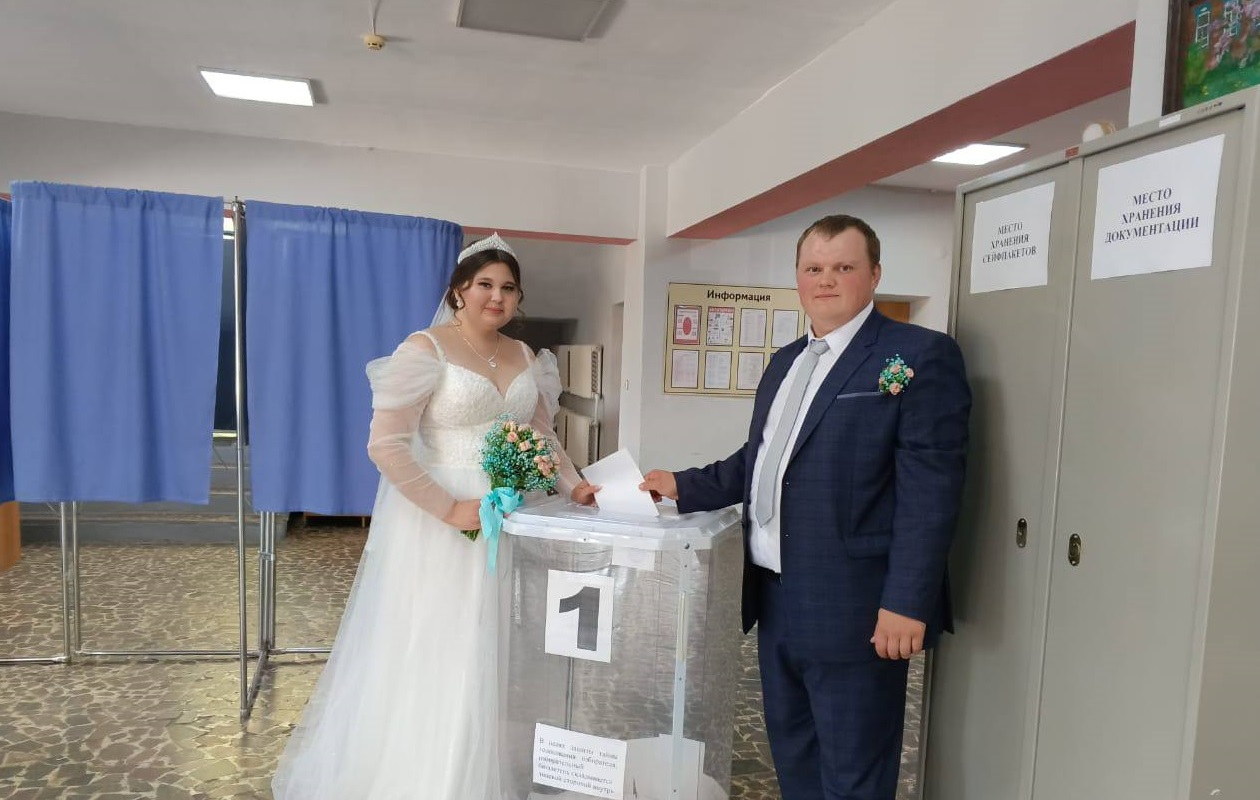 Молодожены в Бековском районе прямо из ЗАГСа отправились на выборы