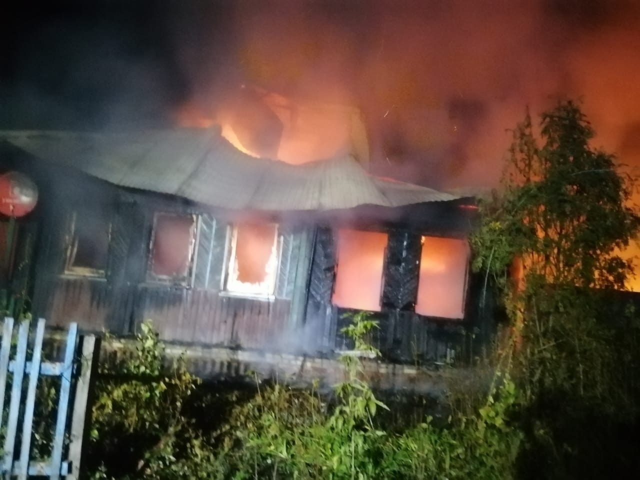 Крупный пожар в Чаадаевке уничтожил два дома