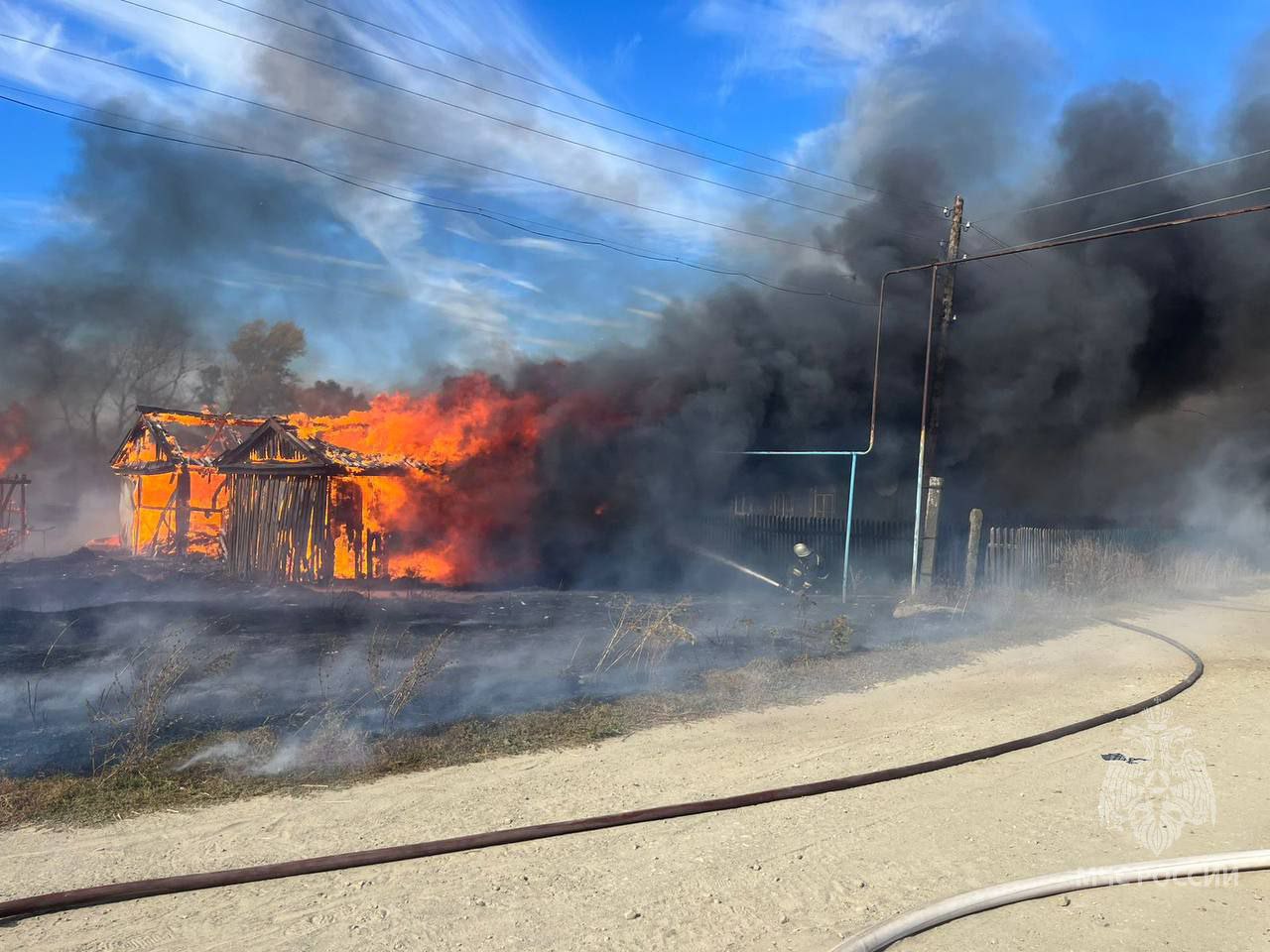 В Шемышейском районе огромный дом сгорел полностью