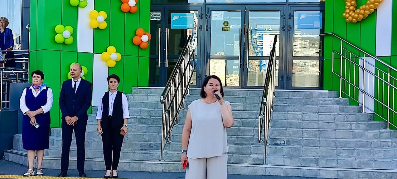 Ольга Чистякова посетила торжественную линейку в школе имени Ермина