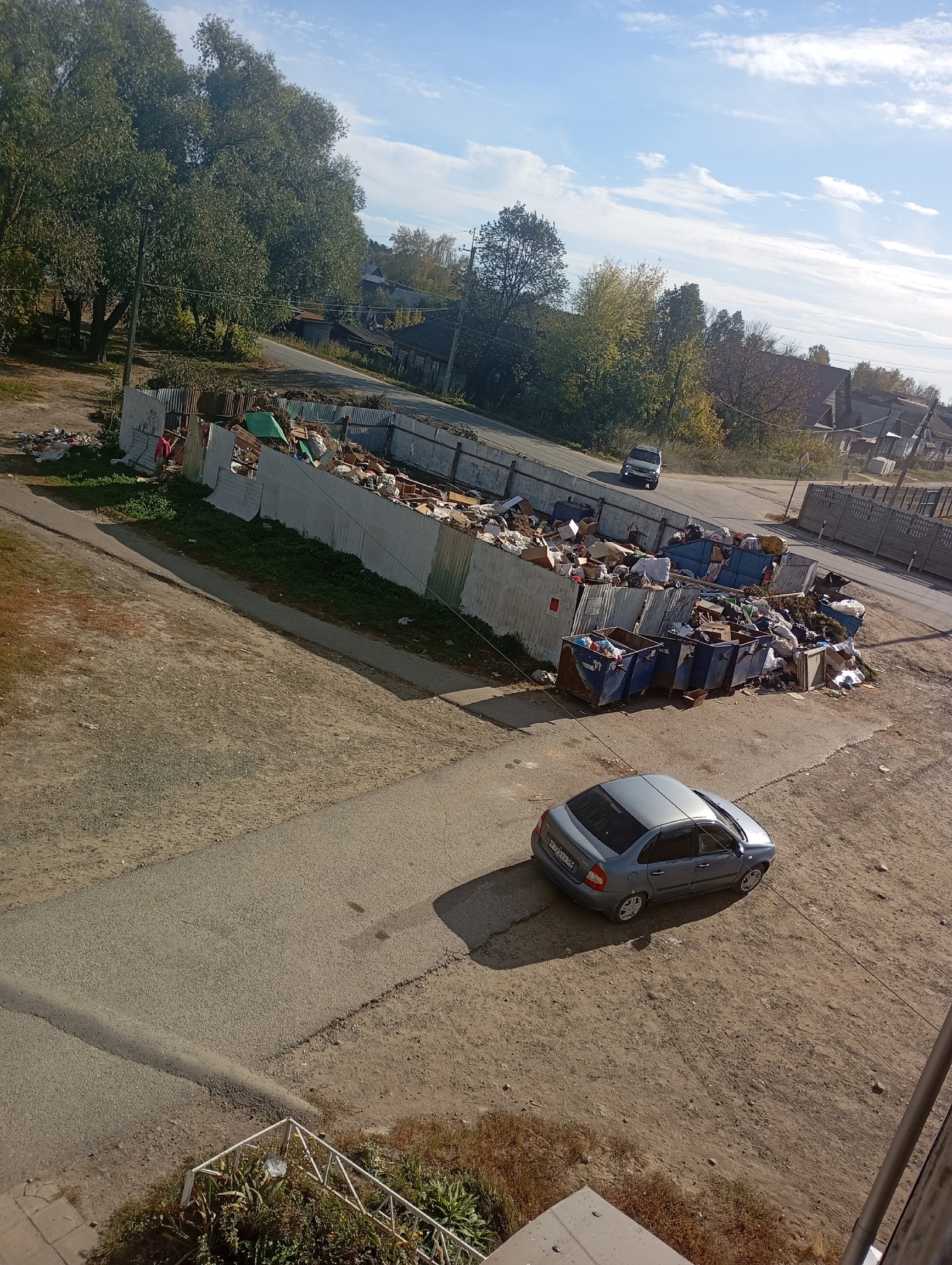 Жители Никольска уже год жалуются на зловонную свалку возле детской площадки