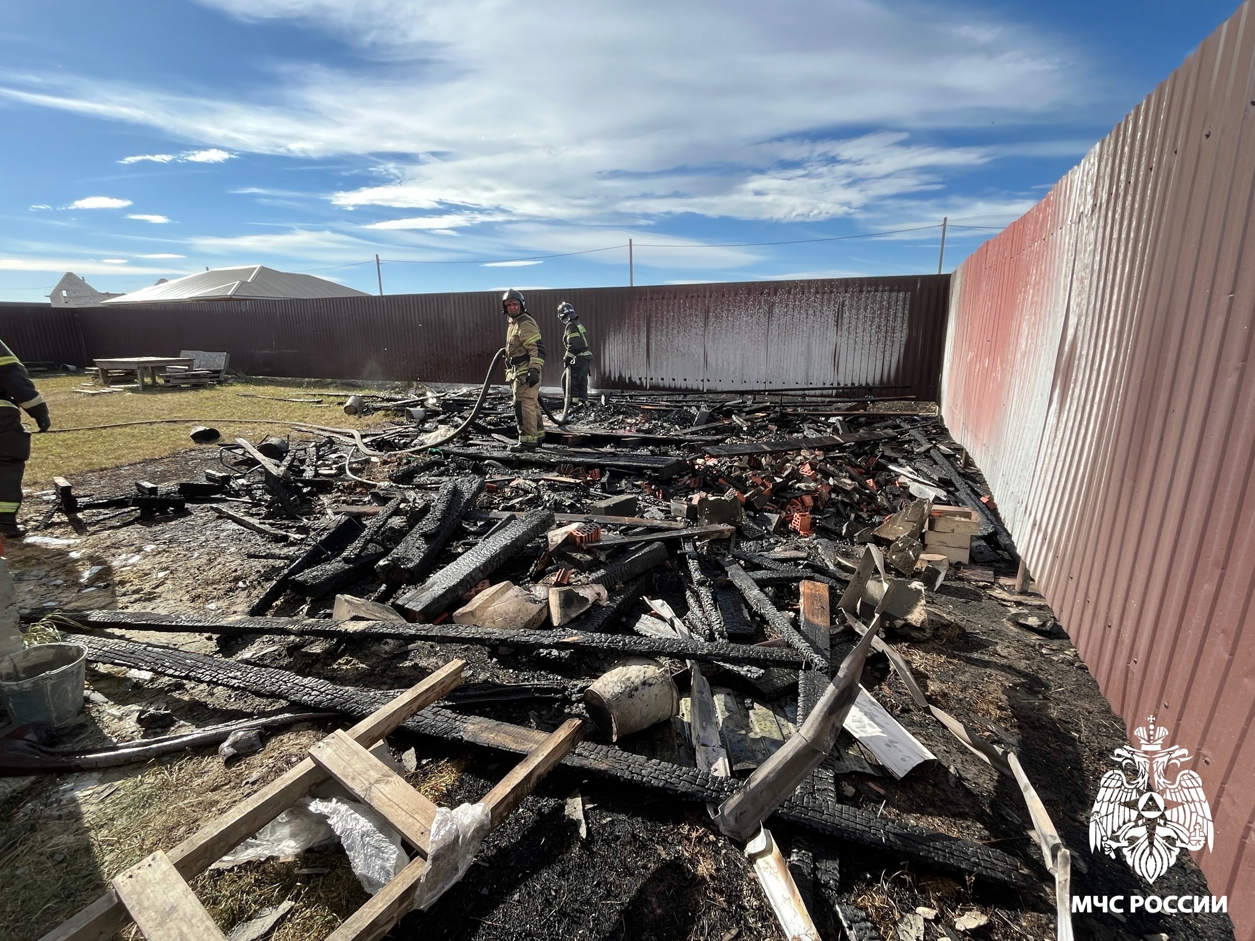 В Кузнецке пожар перекинулся от сухой травы на сарай