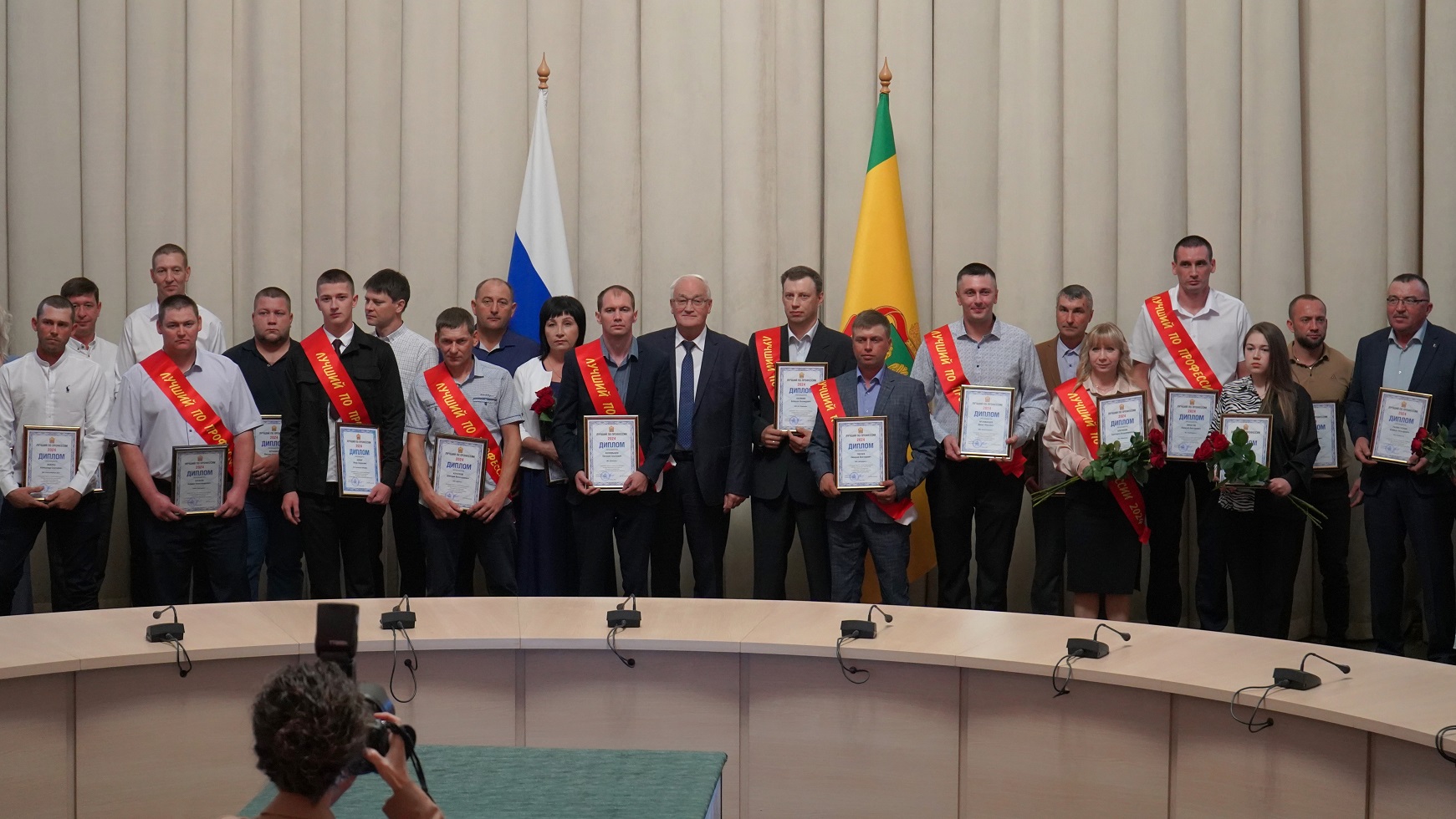 В пензенском правительстве награду вручили Рафику Ибрагимову и лучшему штукатуру