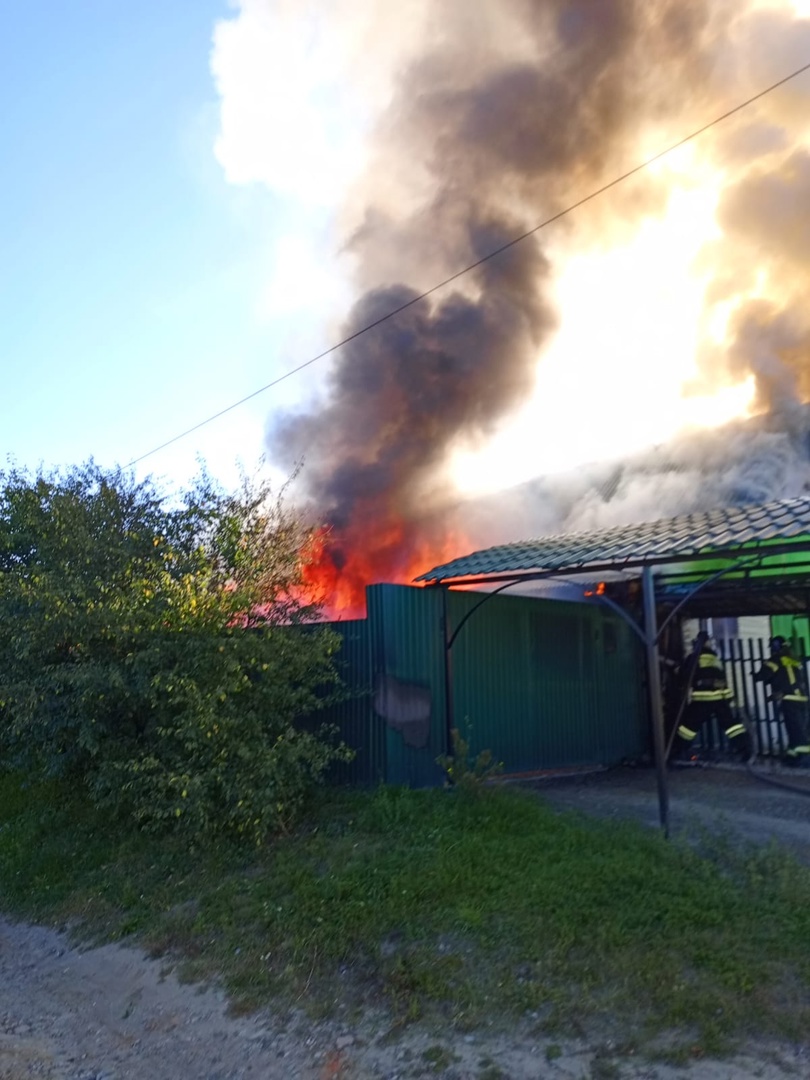 Спасатели опубликовали фото с масштабного пожара в Никольске