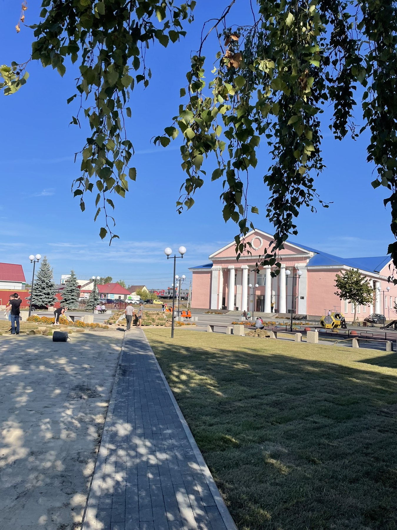 В Бессоновке у местного ДК заканчивают благоустройство площади