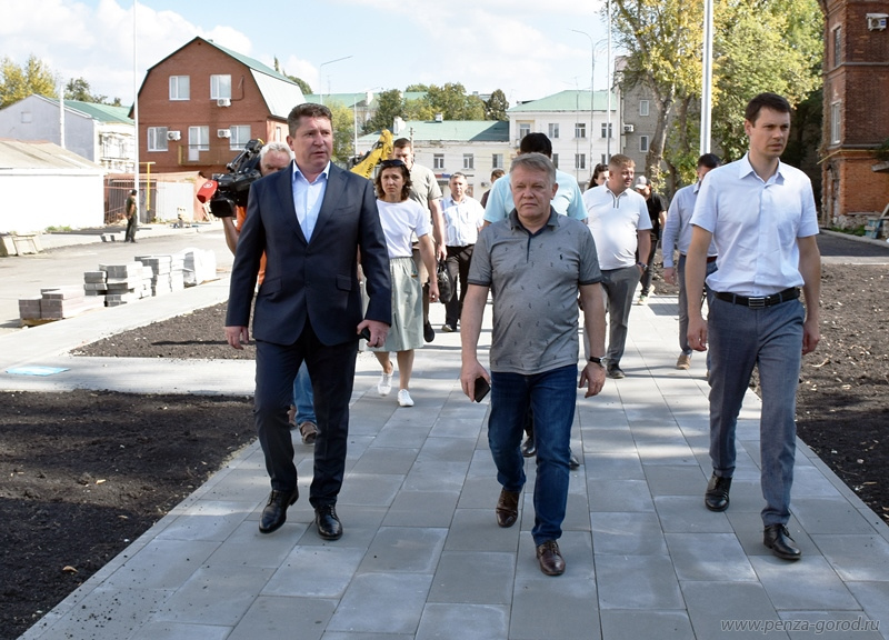 Глава Пензы проинспектировал строительство дороги между улицами Гладкова и Плеханова