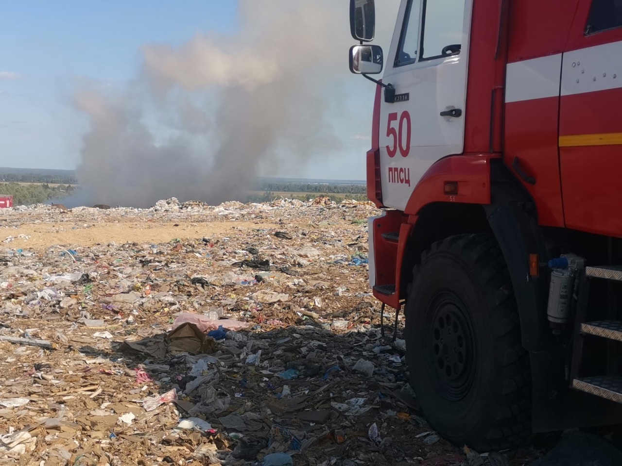 Спасатели показали, как тушат горящий полигон ТБО под Пензой