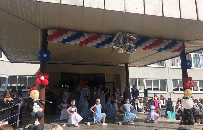 Депутат Борис Панин поздравил школьников и поддержал праздник двора