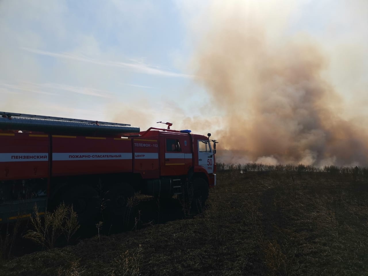 Появились новые фото с места пожара у поселка Мичуринский под Пензой