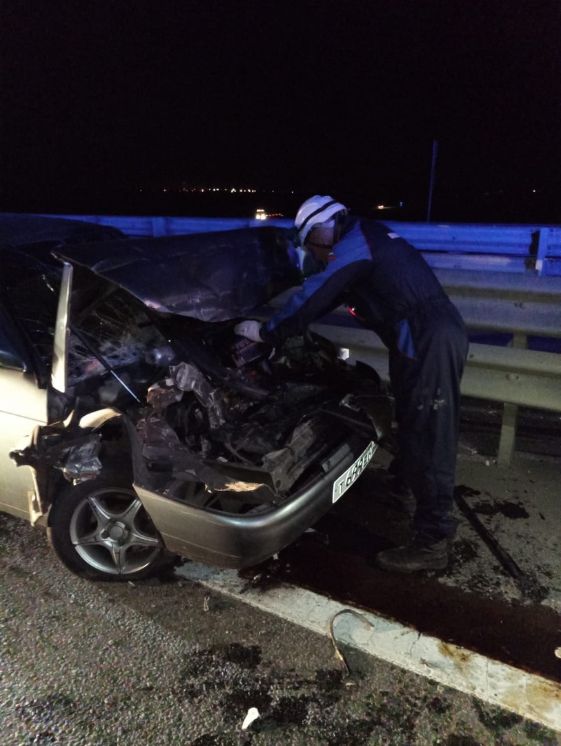 Под Пензой спасатели помогли вызволить раненого водителя из искореженного авто