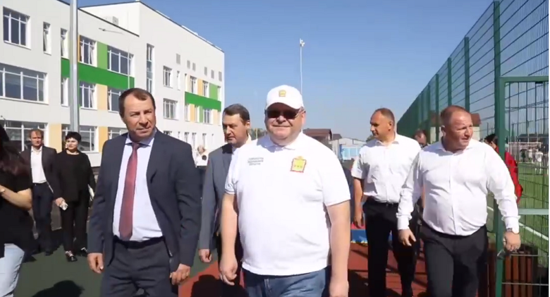 Губернатор Олег Мельниченко посетил линейку в новой школе в Заре