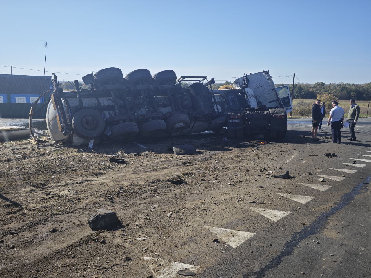 В Пензенской области из перевернувшейся фуры на дорогу вылилось масло