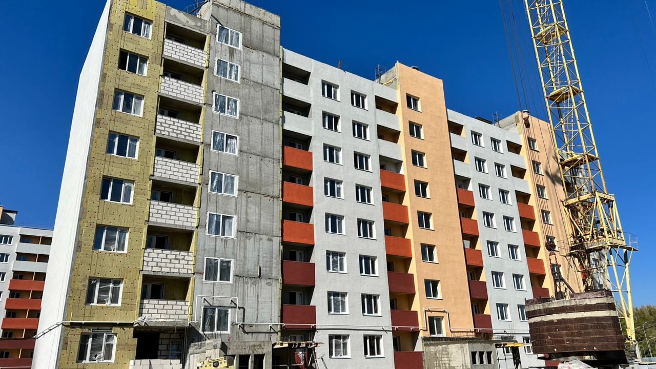 В микрорайоне Заря еще два дома для переселенцев достроят до конца года