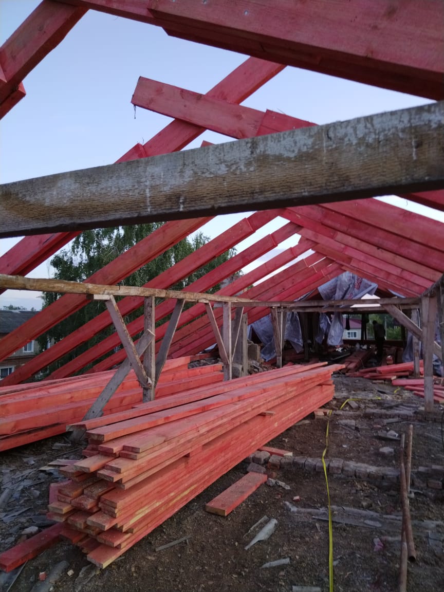 В Земетчино в рамках пилотного проекта начали менять крыши домов