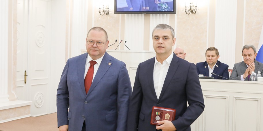 Олег Мельниченко вручил депутату региональную награду «За содействие СВО»