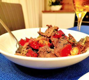 Теплый салат с курицей и запеченными овощами