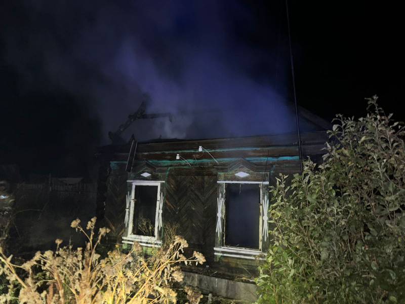 В Бессоновском районе 8 человек тушили горящий дом