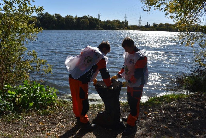 В Пензе энергетики очистили берег реки Суры от мусора