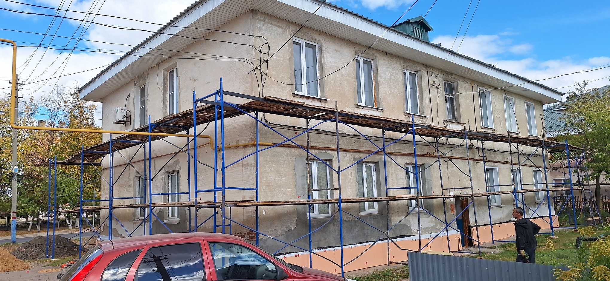 В Сердобске на улице Ленина начали обновлять фасад и фундамент дома