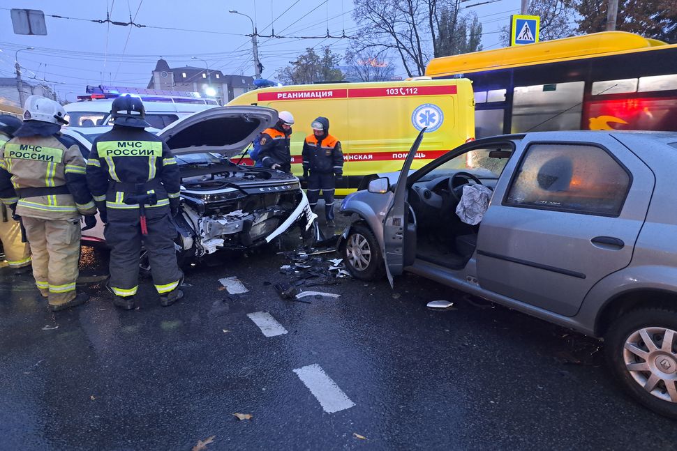 В Пензе на улице Кирова человека зажало в искореженной после ДТП легковушке