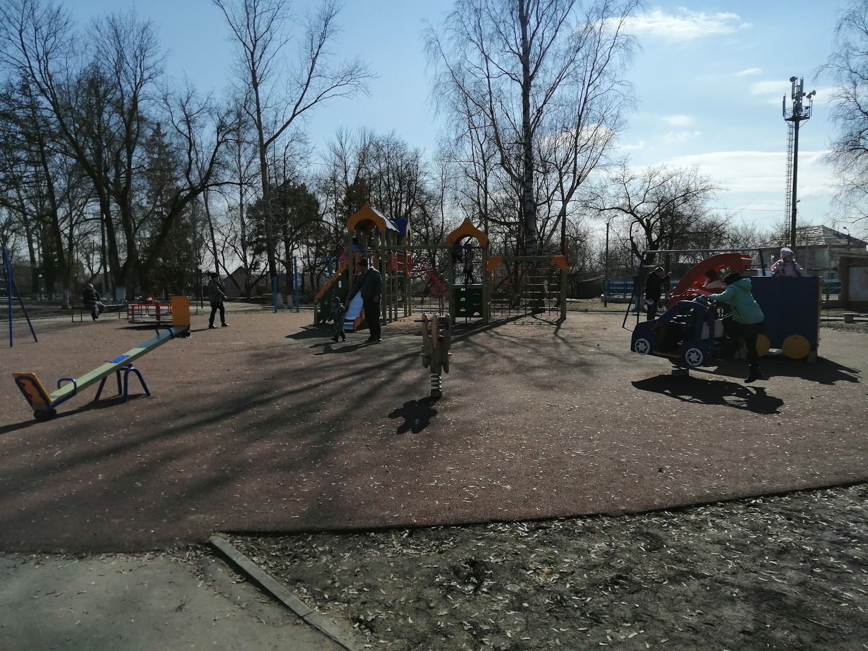 В Ахунах жителей просят решить судьбу детской площадки, намеченной под снос