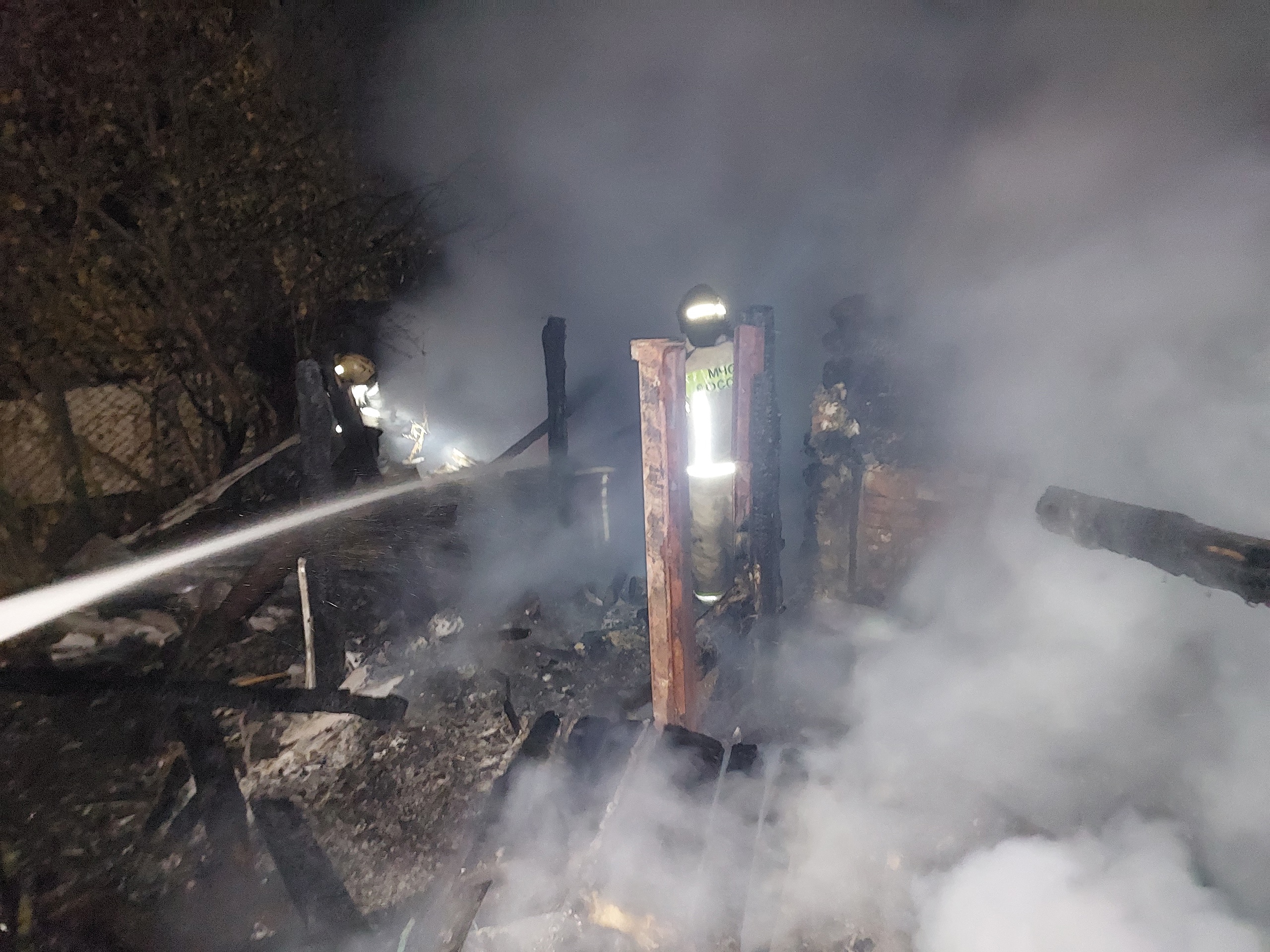 Появились фото с места пожара в Каменском районе