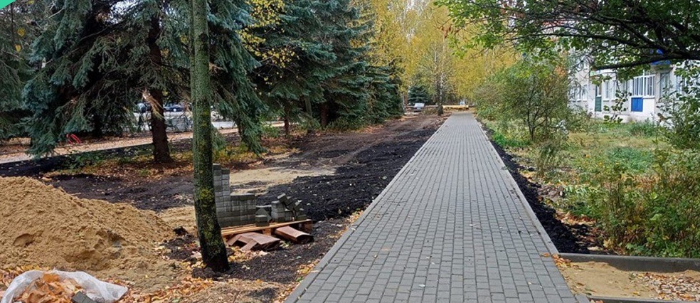 В сердобском сквере Ясенки укладывают тротуарную плитку