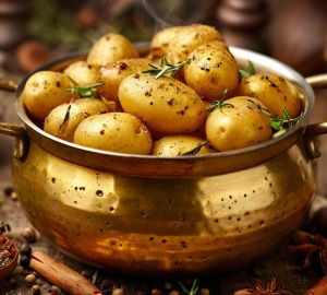 Золотистая картошка с ароматными специями и зеленью