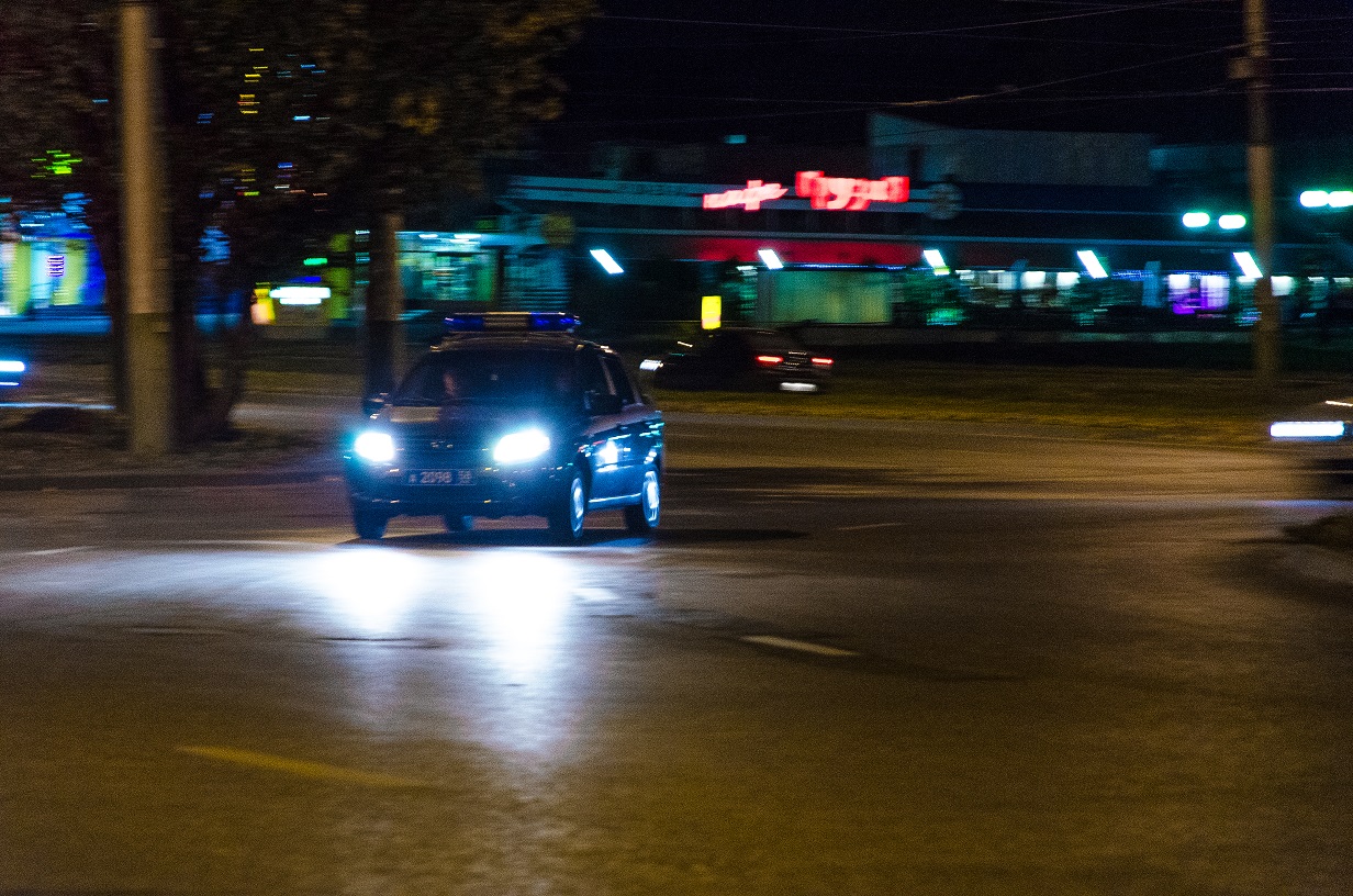 В Пензе на улице Белинского неадекватный парень бегал по проезжей части