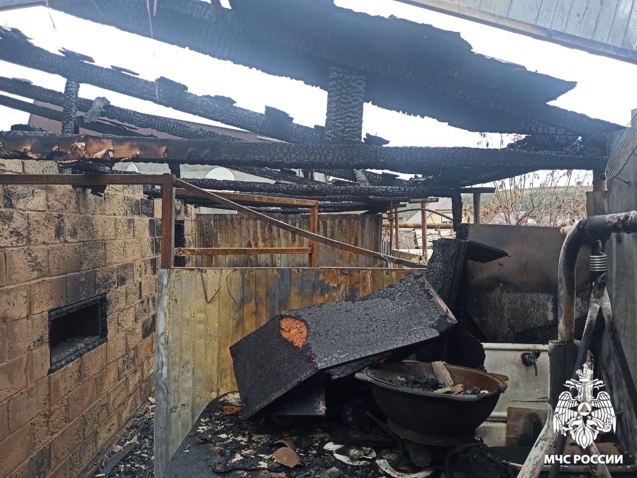 В Кузнецке 9 человек тушили пожар на улице 1-й Пугачевский проезд