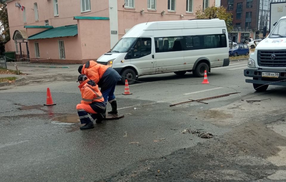 В Пензе на улице Ставского трубы водоснабжения были забиты тряпками и мусором