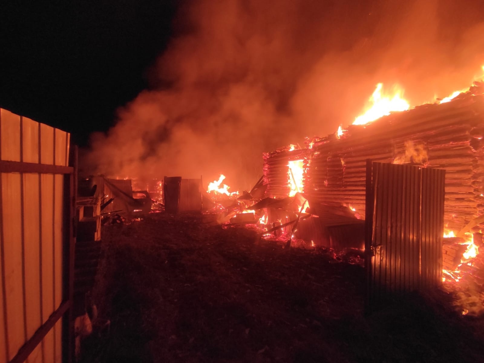 В Никольском районе в ночном пожаре погиб человек