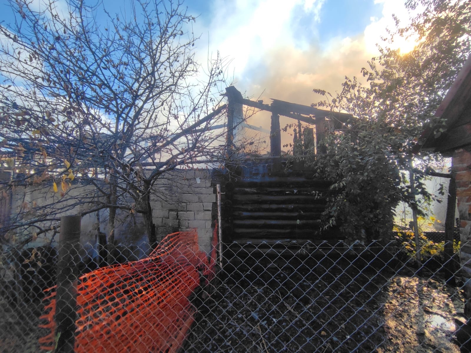 В Никольске утренний пожар уничтожил баню и другие постройки