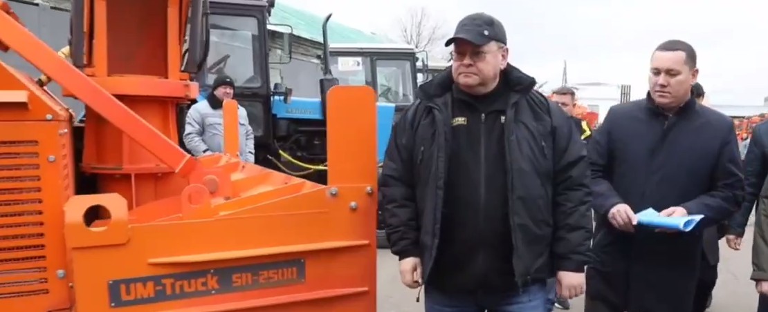 Олег Мельниченко проверил готовность дорожной техники к зиме