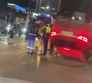 В Пензе на улице Измайлова перевернулась легковушка