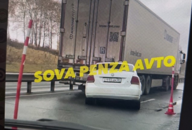 В Пензе легковушка влетела под фуру