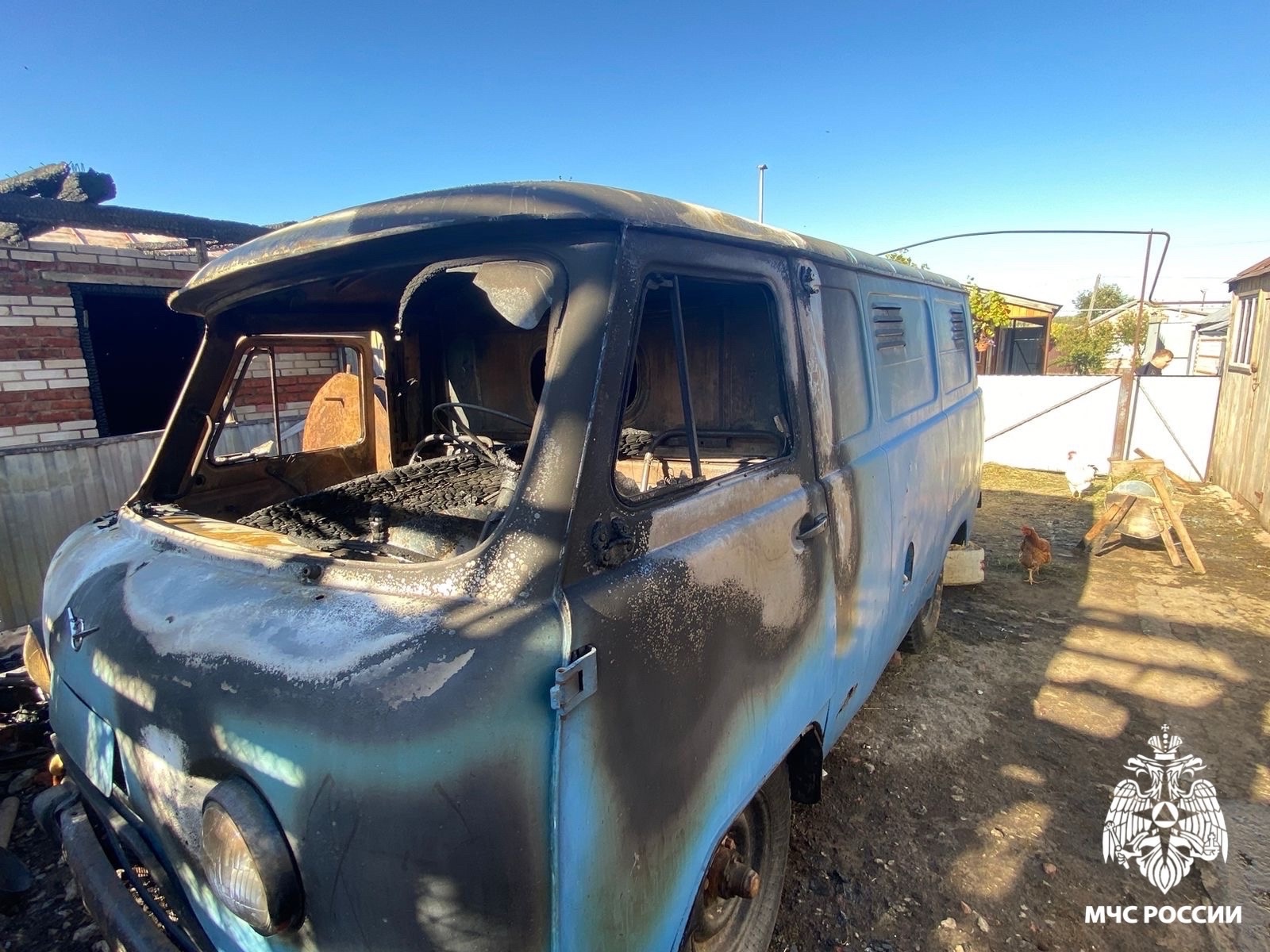 В Неверкинском районе пожар уничтожил баню и УАЗ