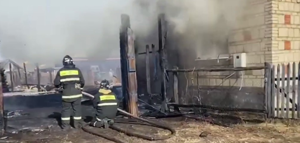 Крупный пожар в Городищенском районе уничтожил три дома