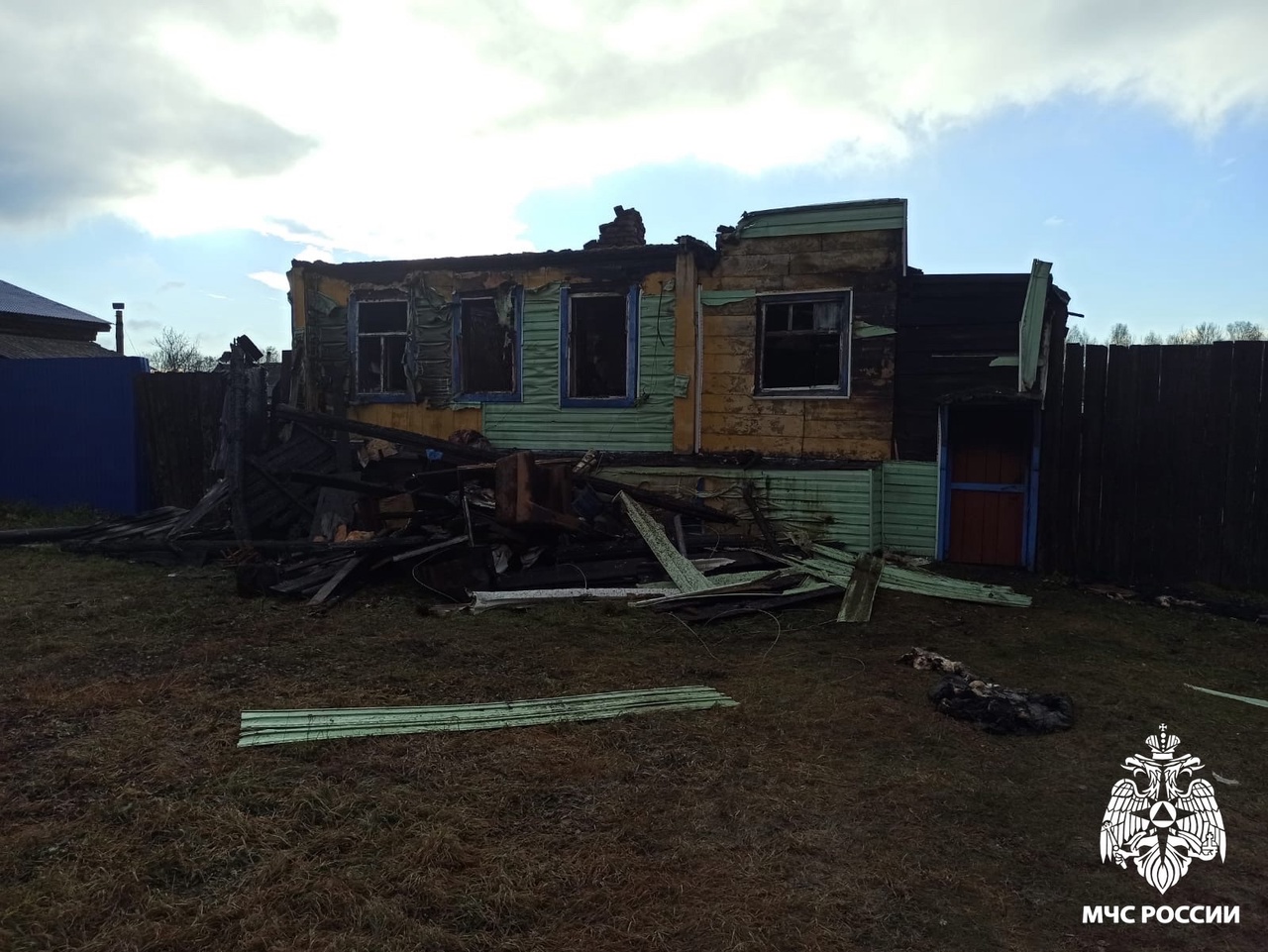 В Кузнецком районе ночной пожар уничтожил жилой дом