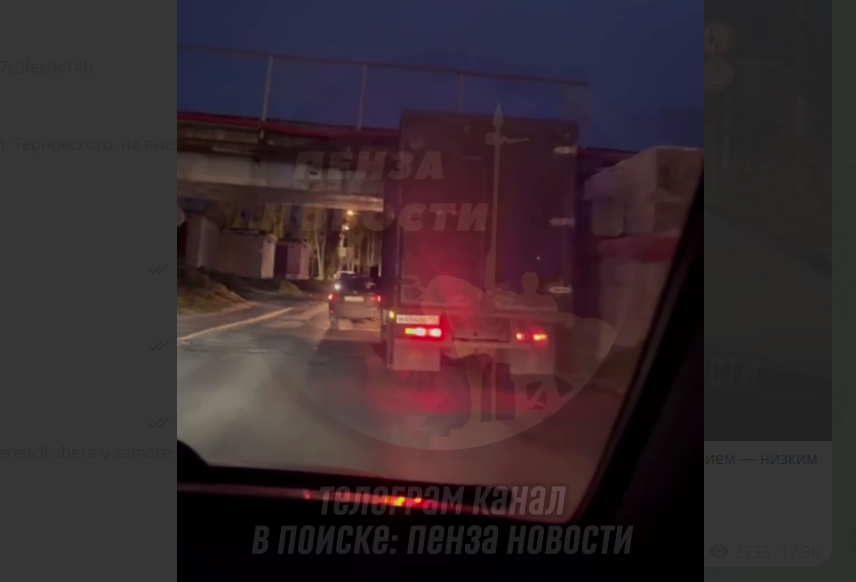В Пензе водитель угодил в ловушку под мостом Винни Пуха, проезд частично блокирован
